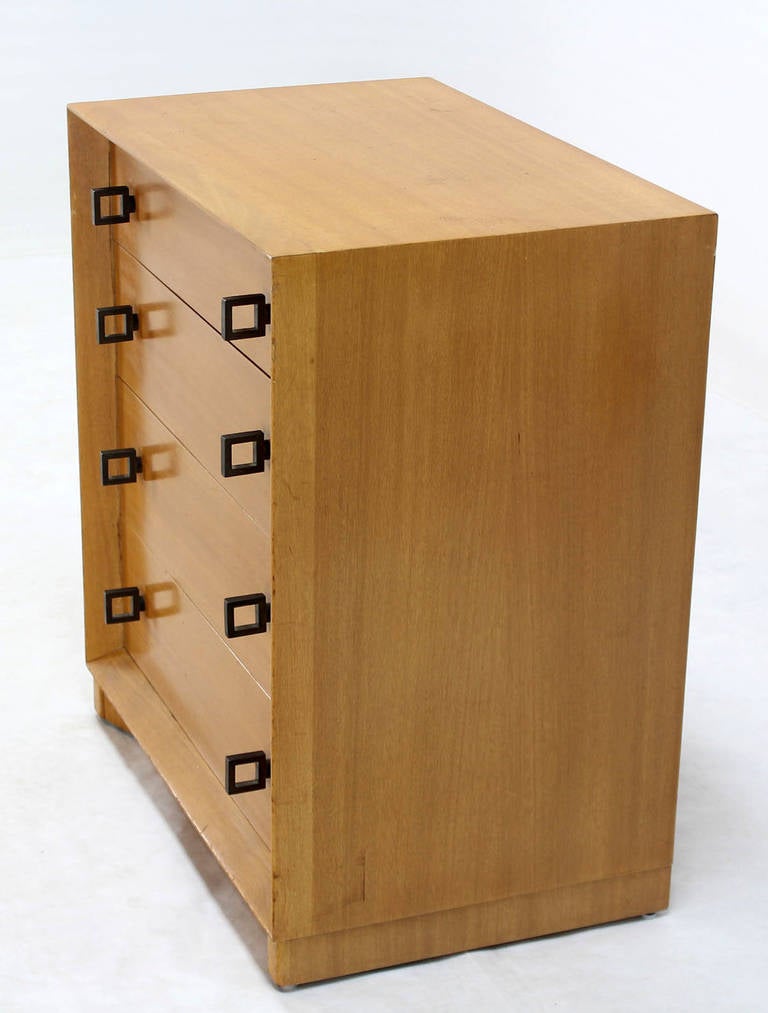Coppia molto bella di cassapanche vintage dal design moderno di metà secolo con pesanti tiranti geometrici in ottone massiccio. Entrambe le cassapanche sono in buone condizioni vintage con alcuni segni di usura come da foto.