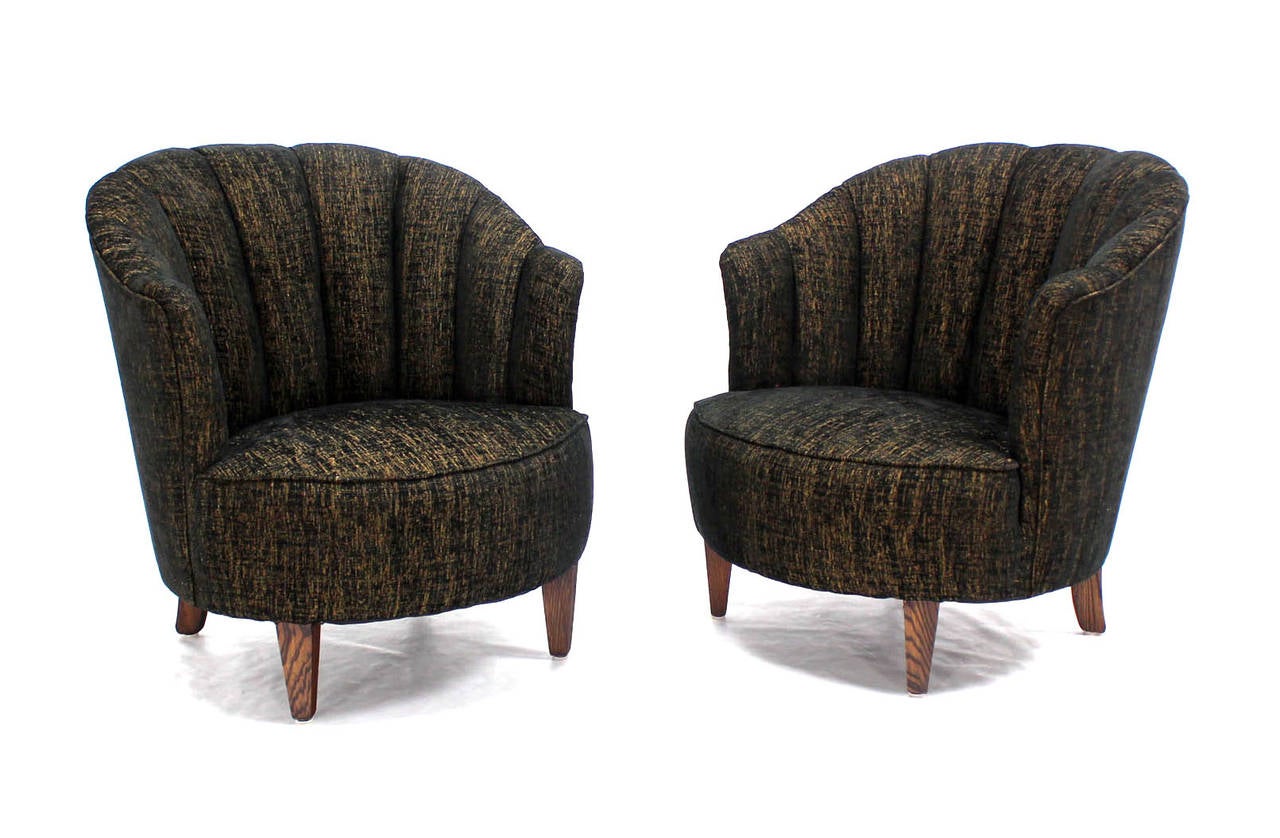 Barrel Scallop Back Ribbed Back Wing Chairs tappezzeria NUOVA UPHOLSTERY In condizioni ottime in vendita a Rockaway, NJ