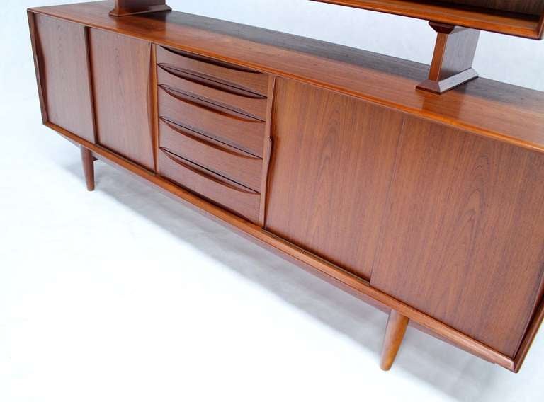 Danish Mid Century Modern Teak Credenza Hutch Dresser In Excellent Condition In Rockaway, NJ