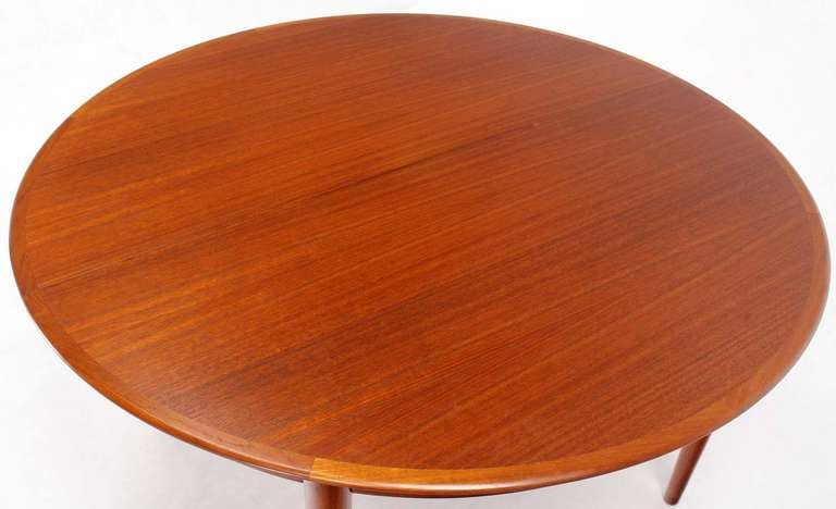 Danish Mid-Century Modern Round Teak Dining Table with Three Leaves In Excellent Condition In Rockaway, NJ