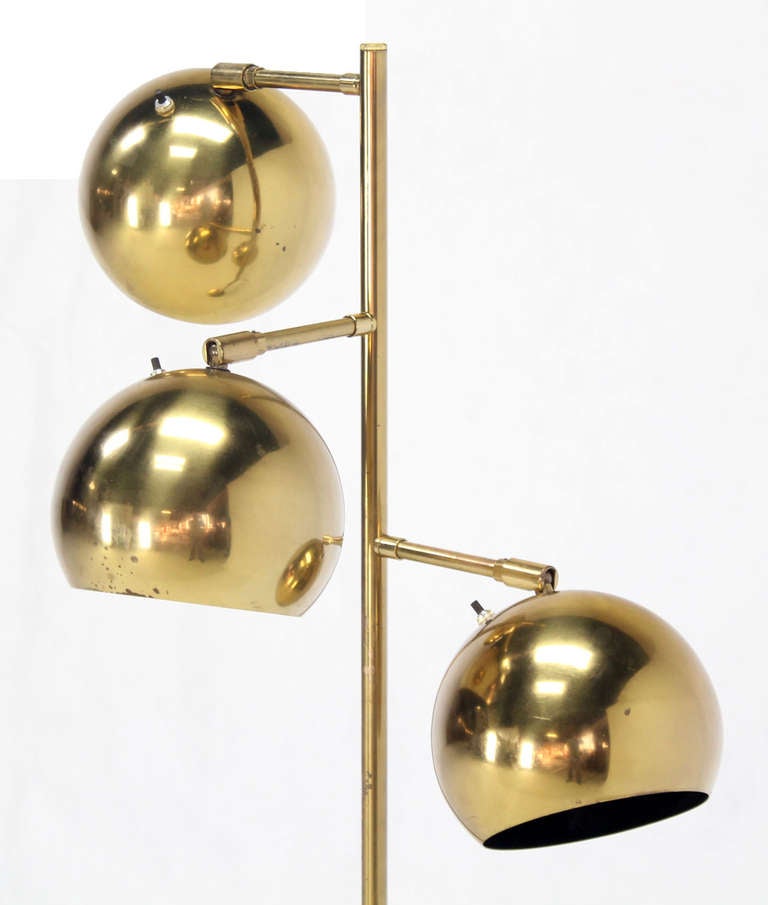 Mid Century Modern Brass Globe Shades Floor Lamp In Excellent Condition In Rockaway, NJ
