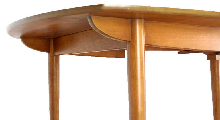 John Stuart Mid Century Modern Walnut Dining Table with Two Leaves In Excellent Condition In Rockaway, NJ