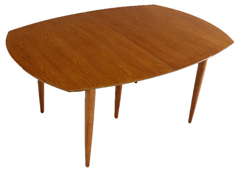 John Stuart Mid Century Modern Walnut Dining Table with Two Leaves In Excellent Condition For Sale In Rockaway, NJ
