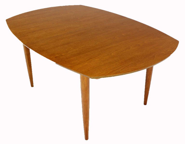 John Stuart Mid Century Modern Walnut Dining Table with Two Leaves For Sale 4
