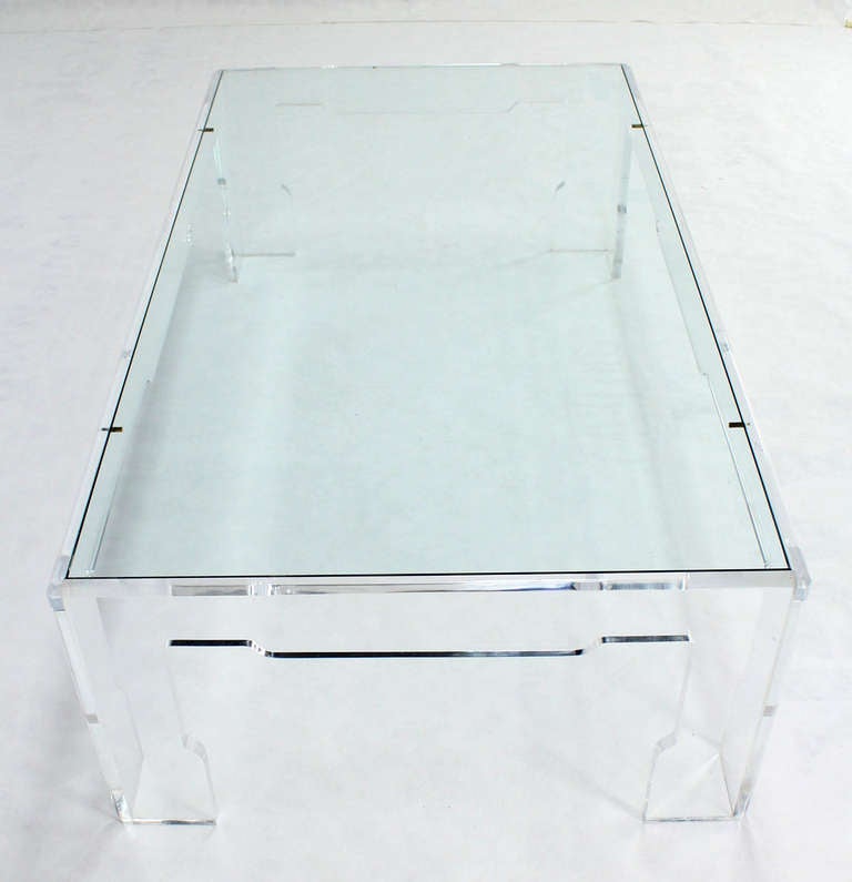 Long Mid-Century Modern Rectangular Lucite Coffee Table In Excellent Condition In Rockaway, NJ