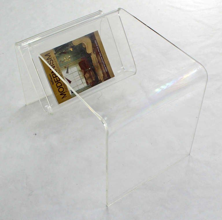 Mid Century Modern Bent Lucite Magazine Rack Table Stand In Excellent Condition In Rockaway, NJ