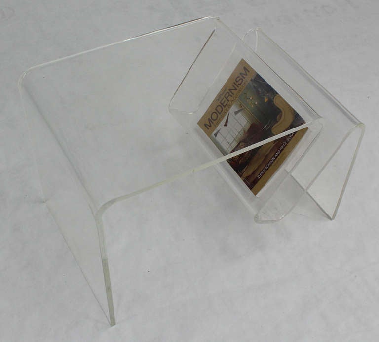 Very nice mid century modern bent lucite end table magazine rack/stand.