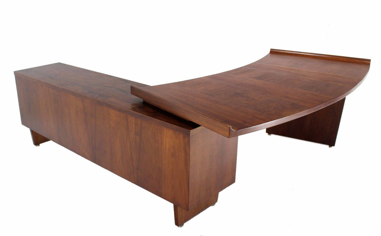 20th Century Large Executive Mid-Century Modern Walnut L-Shape Desk with Return