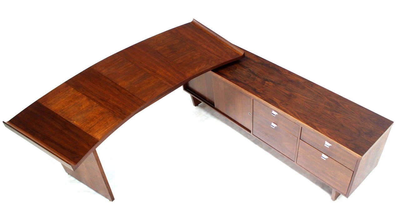 Large Executive Mid-Century Modern Walnut L-Shape Desk with Return In Good Condition In Rockaway, NJ
