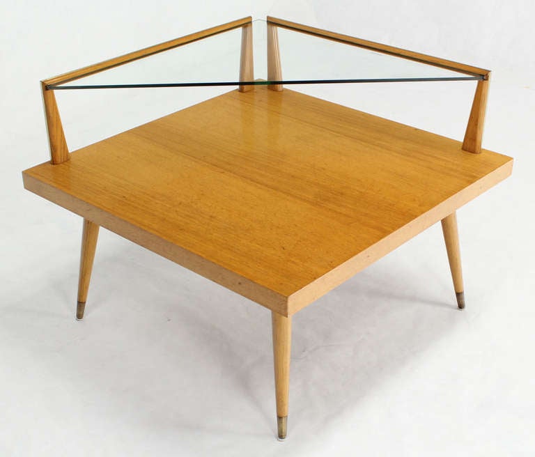 Mid-Century Modern Two-Tier Corner Coffee or End Table In Excellent Condition In Rockaway, NJ