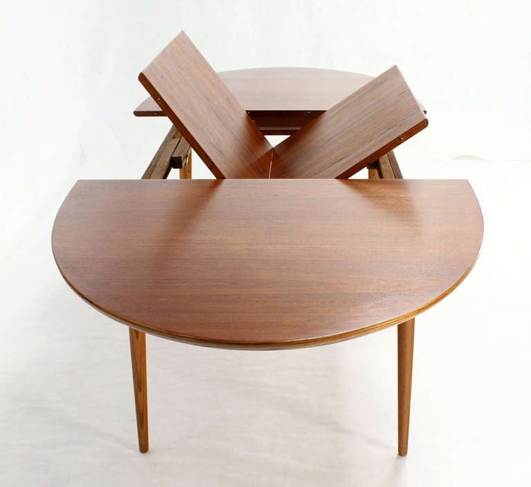 Very nice design Danish modern dining table with one pop up leaf. The pop up leaf is 30