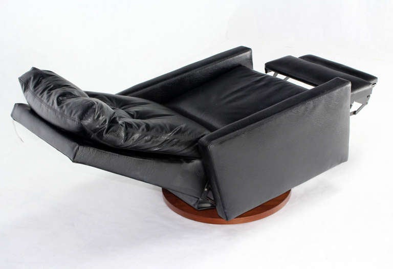 American Milo Baughman Mid-Century Modern Swivel Lounge Chair Recliner