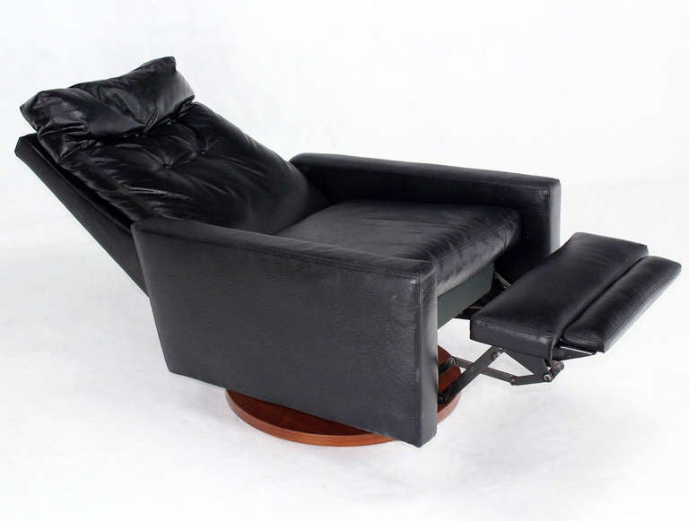 Milo Baughman Mid-Century Modern Swivel Lounge Chair Recliner In Excellent Condition In Rockaway, NJ