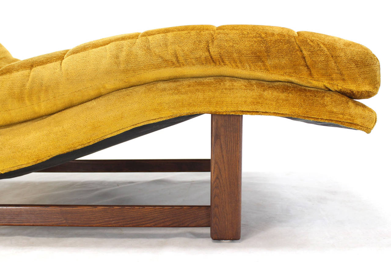 20th Century Mid-Century Modern Golden Velvet Upholstery, Wave Chaise Longue