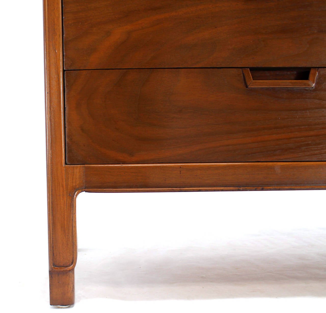 Mid-Century Modern John Stuart Bookmatched Walnut Eight-Drawer Dresser In Excellent Condition In Rockaway, NJ