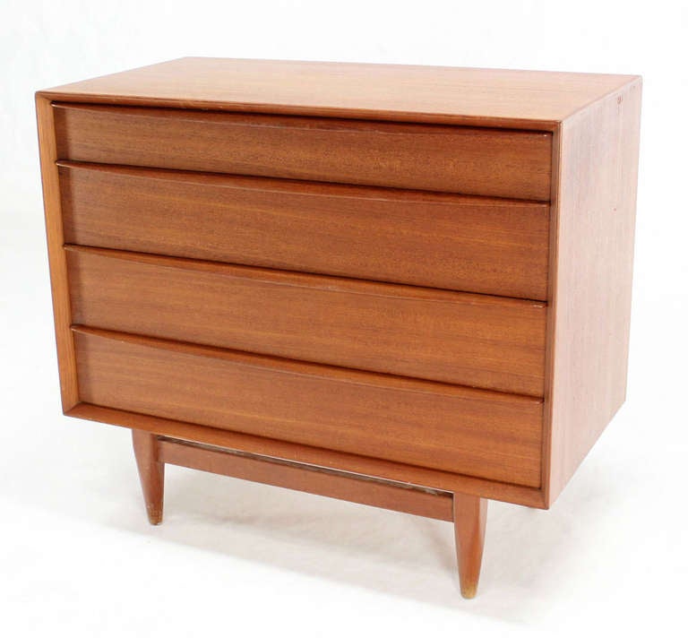 Très belle commode en teck moderne du milieu du siècle dernier par Falster.