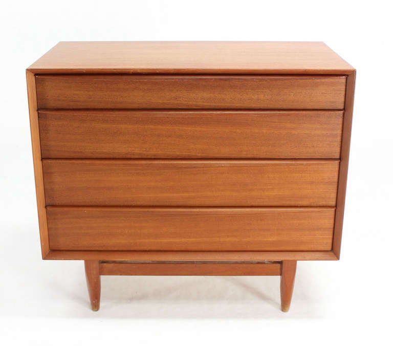 Mid-Century Modern Commode bachelor en teck:: style danois moderne du milieu du siècle:: de Falster