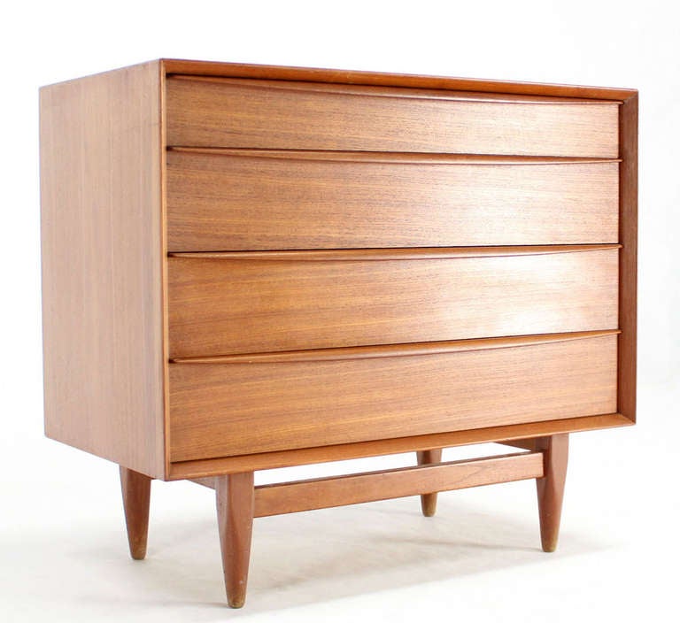 Danois Commode bachelor en teck:: style danois moderne du milieu du siècle:: de Falster