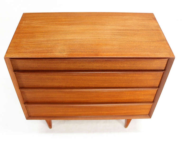 Commode bachelor en teck:: style danois moderne du milieu du siècle:: de Falster 1
