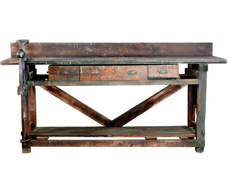 Man kann die Geschichte auf der Oberfläche dieser gut genutzten:: selbstgebauten Bank sehen. Wir haben diesen Großvater gerettet:: Wochen bevor die Abrissbirne die 150 Jahre alte Connectict-Fabrik abriss. Es kam aus der Gießerei. Der
