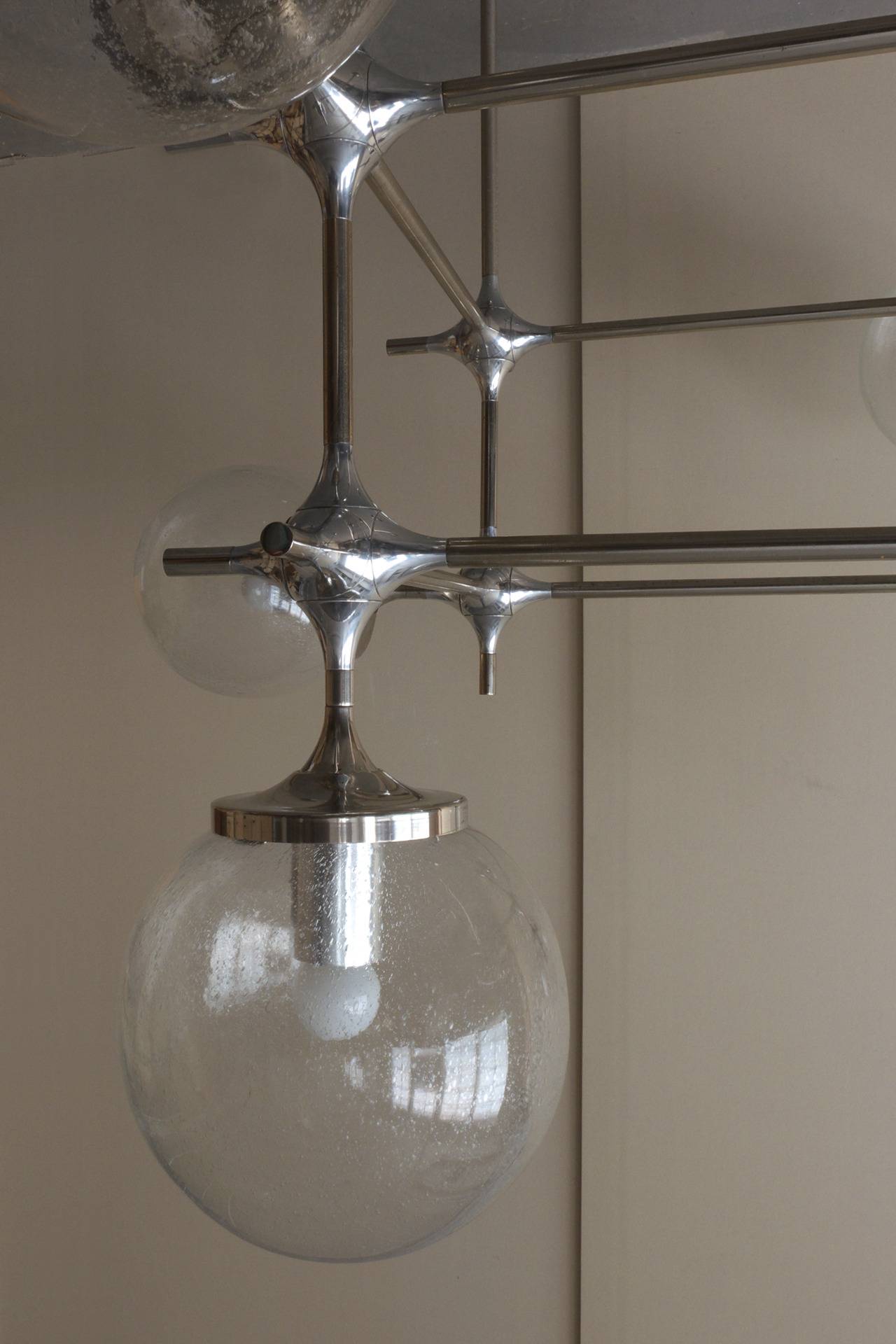 A six-light modular fixture from the Palace of the Republic East Berlin. The height can be adjusted to a minimum of 23 inches.