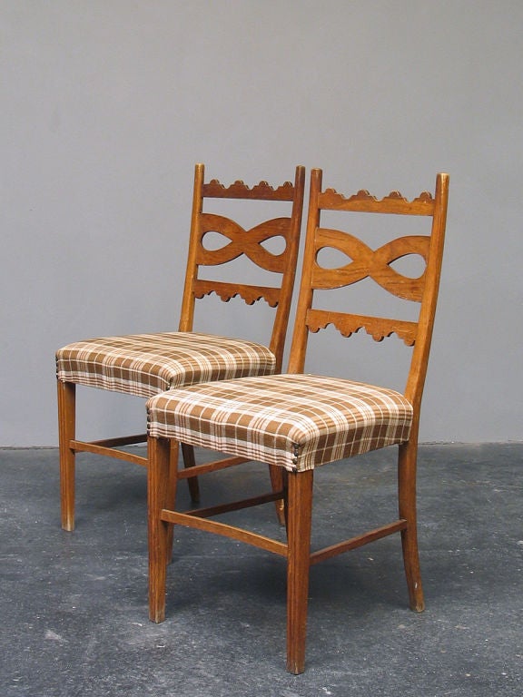 A pair of carved ash wood side chairs by Paolo Buffa.

Literature: Roberto Rizzi, I Mobili di Paolo Buffa, Cantú 2001, p. 34