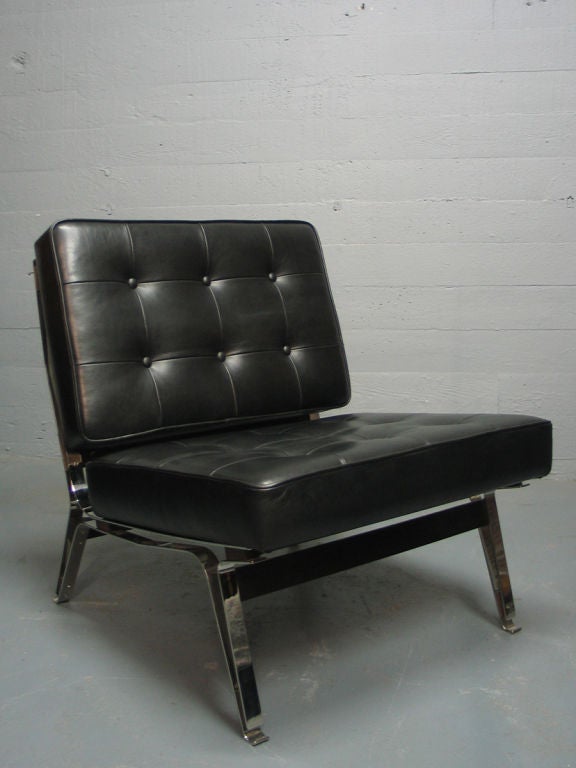 A pair of Cassina 856 lounge chairs manufactured by Cassina. With leather upholstery.

Literature: Il Mobile Italiano Degli Anni '40 e '50 de Guttry and Maino