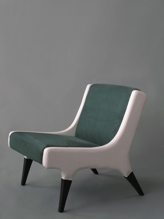 A pair of lounge chairs with ottomans by Gio Ponti 3