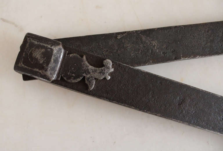 Consisting of :
A very large caliper with thumbscrew adjustment, measuring 33