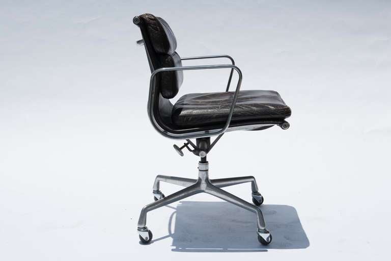 Very nice Charles Eames desk chair in chromed metal and black leather.
Produced for Herman Miller circa 1980