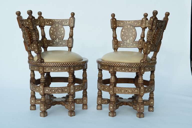 Pair of Rare Burgomaster Chairs In Good Condition In Los Angeles, CA