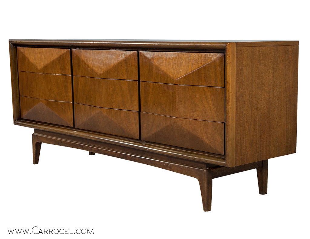 Diamond Front Credenza In Good Condition In North York, ON