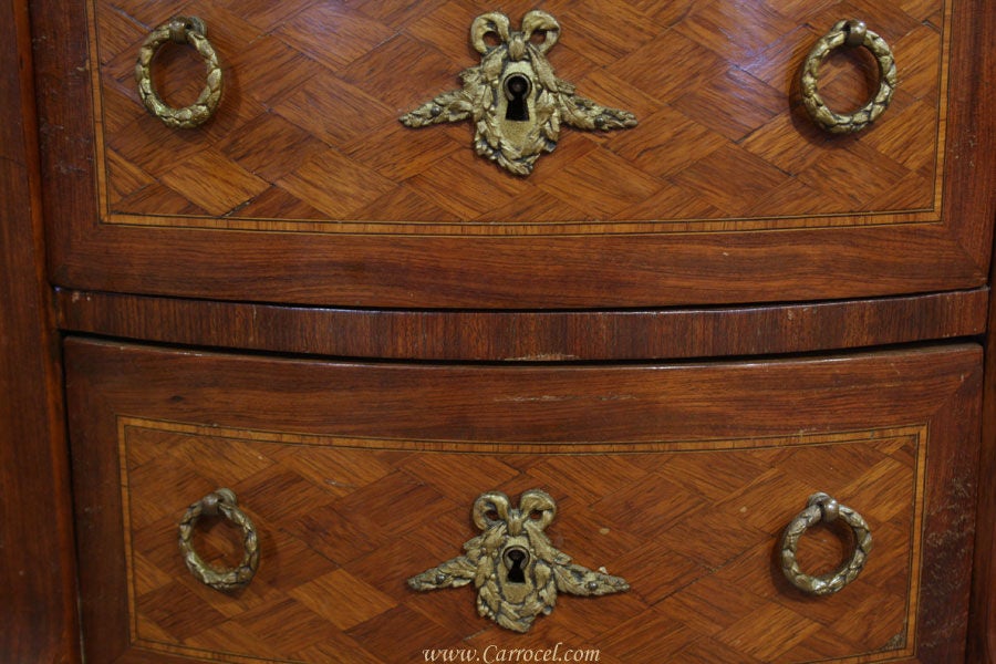 Américain Ancienne table d'appoint Louis XV en bois de rose à dessus marbré Commode