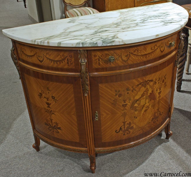 Américain Ancienne commode française Demi-Lune en bois de satin à dessus marbré