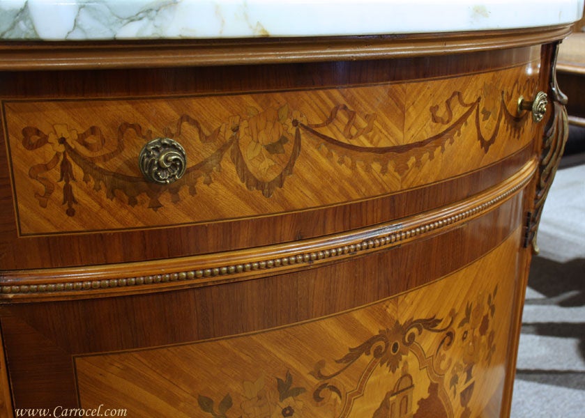 Ancienne commode française Demi-Lune en bois de satin à dessus marbré 1