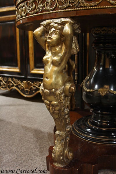 Louis XV Round Marble Top Hall Table with Brass Accents In Excellent Condition In North York, ON