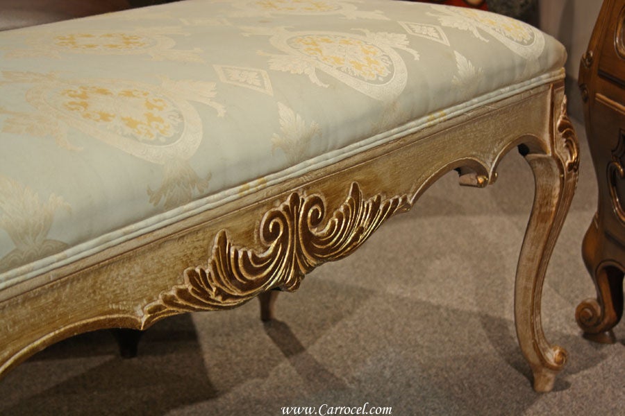 French Provincial Antiqued Cream Gold Bench In Excellent Condition In North York, ON