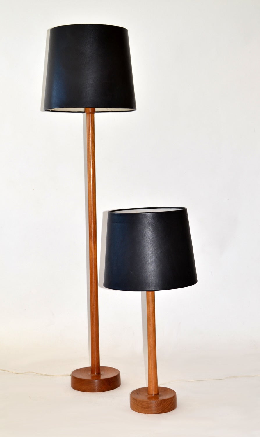 Américain Lampe de table en teck avec abat-jour en cuir par Uno & Östen Kristiansson pour Luxus en vente