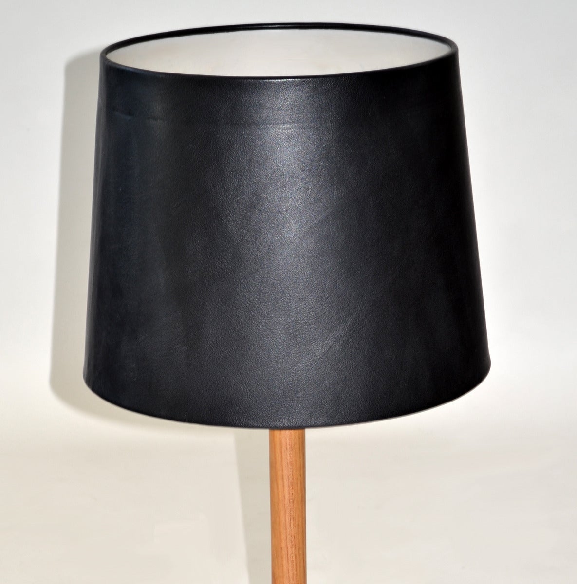 Mid-Century Modern Lampe de table en teck avec abat-jour en cuir par Uno & Östen Kristiansson pour Luxus en vente