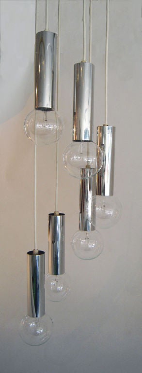 Sechs Glühbirnen-Kronleuchter mit kaskadenförmigem Chrom-Anhänger aus der Jahrhundertmitte (Moderne der Mitte des Jahrhunderts) im Angebot