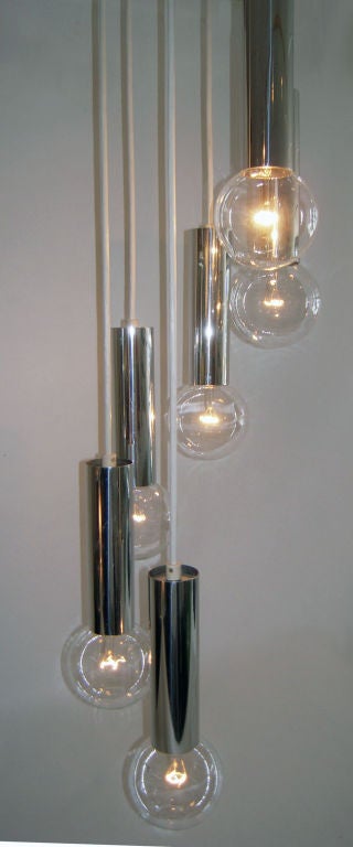 Sechs Glühbirnen-Kronleuchter mit kaskadenförmigem Chrom-Anhänger aus der Jahrhundertmitte (Italienisch) im Angebot