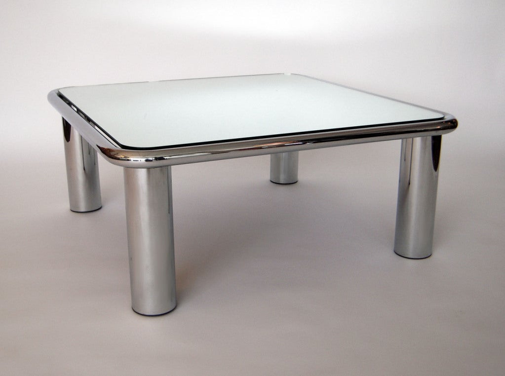 Chrome and mirror coffee or cocktail table, 1960s, Italian design Model 621 by Gianfranco Frattini for Cassina, 1968. Rounded-edge design in lovely Minimalist form. Reflective and modern.