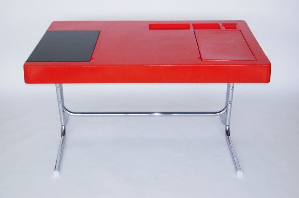 Cool Italian Molded Fiberglass Desk 1