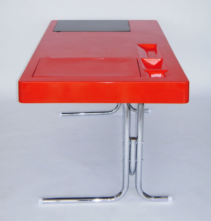 Cool Italian Molded Fiberglass Desk 2