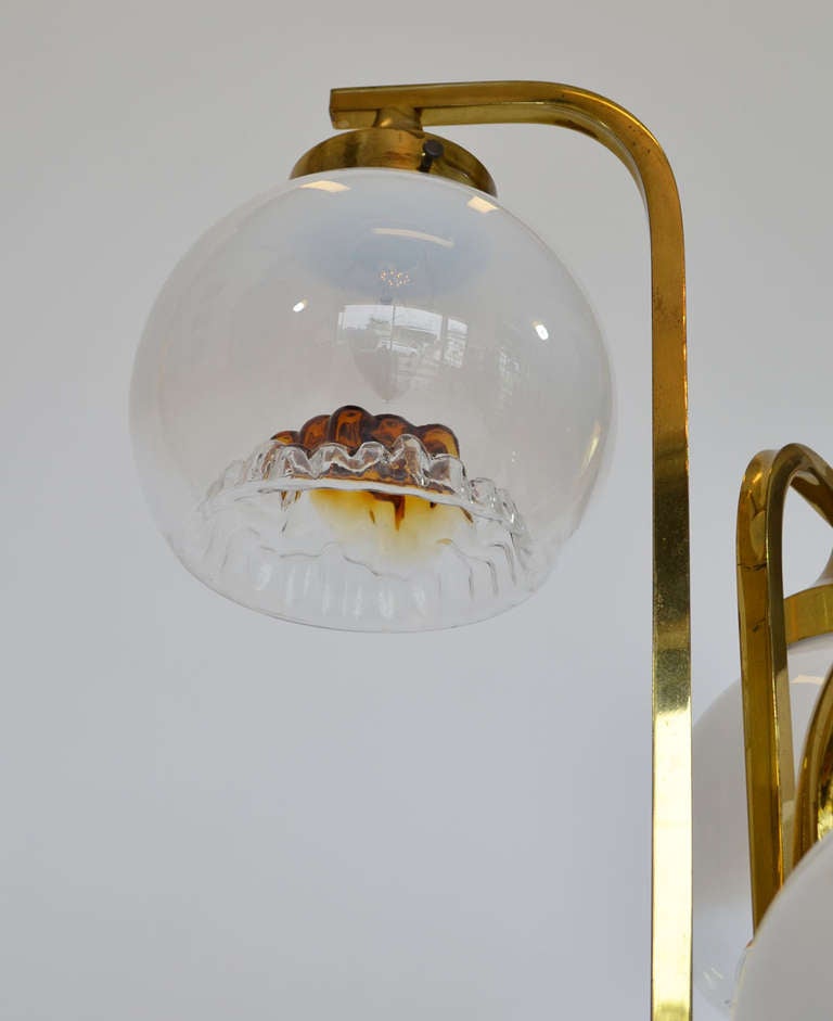 Italiano Lampada da tavolo italiana in vetro e ottone di A. V.I.I. Mazzega, Italia, anni '70 in vendita