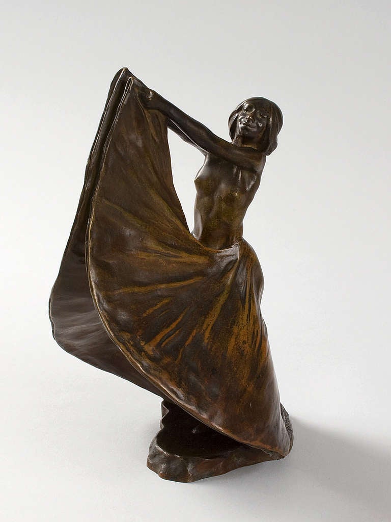 A French Art Nouveau bronze sculpture depicting 