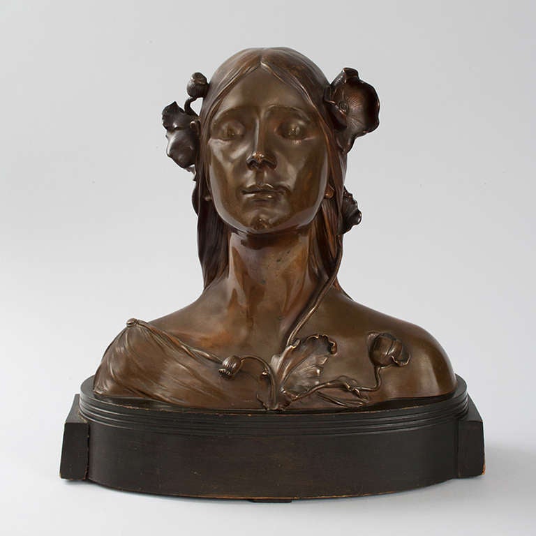 Buste Ophélie en bronze patiné Art nouveau autrichien, par Josef Öfner. Comme la sculpture de Maurice Bouval, Öfner dépeint Ophélie comme une femme endormie et parée de fleurs. La sculpture repose sur une base en bois peint. Signé, 