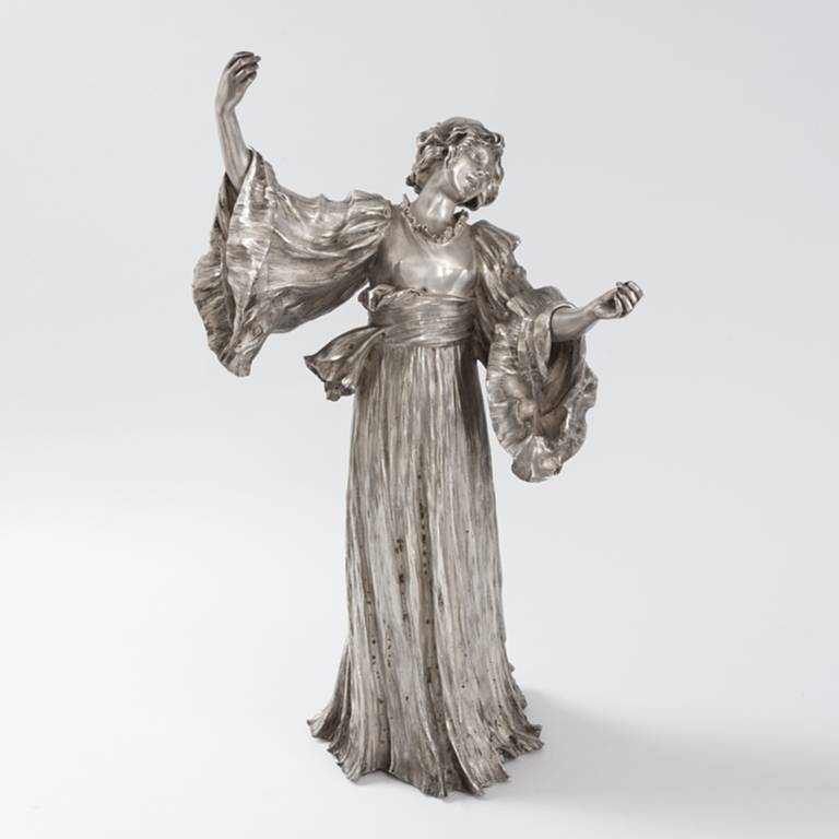 Questa scultura in bronzo argentato, intitolata 
