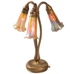 Tiffany Studios New York "Drei-Licht-Lilie" Tischlampe