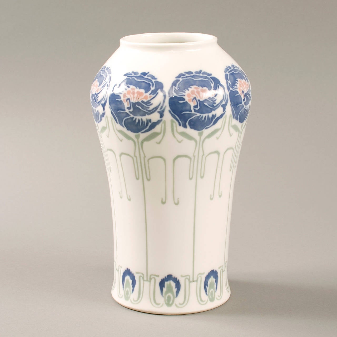 Eine französische Jugendstil-Keramikvase, die von George de Feure, Gérard, Dufraisseix und Abbott für Bing hergestellt wurde. Die Porzellanvase ist mit einem Blumendekor in Biskuit, blauer Emaille, Rosa und Grün sowie einer weißen Zone versehen.